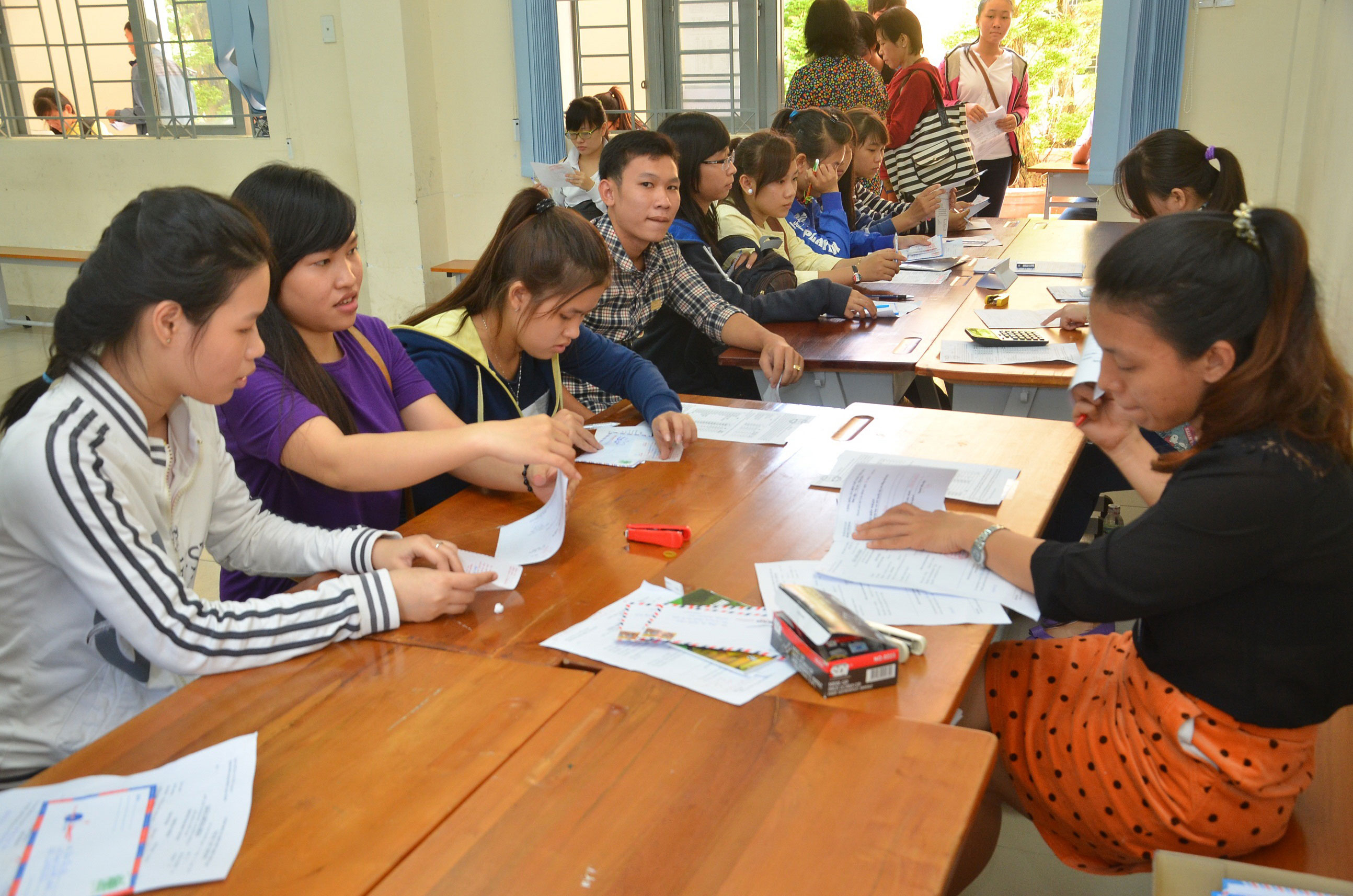 Th&iacute; sinh nộp hồ sơ x&eacute;t tuyển nguyện vọng bổ sung v&agrave;o Trường ĐH S&agrave;i G&ograve;n năm 2014 Ảnh: TẤN THẠNH