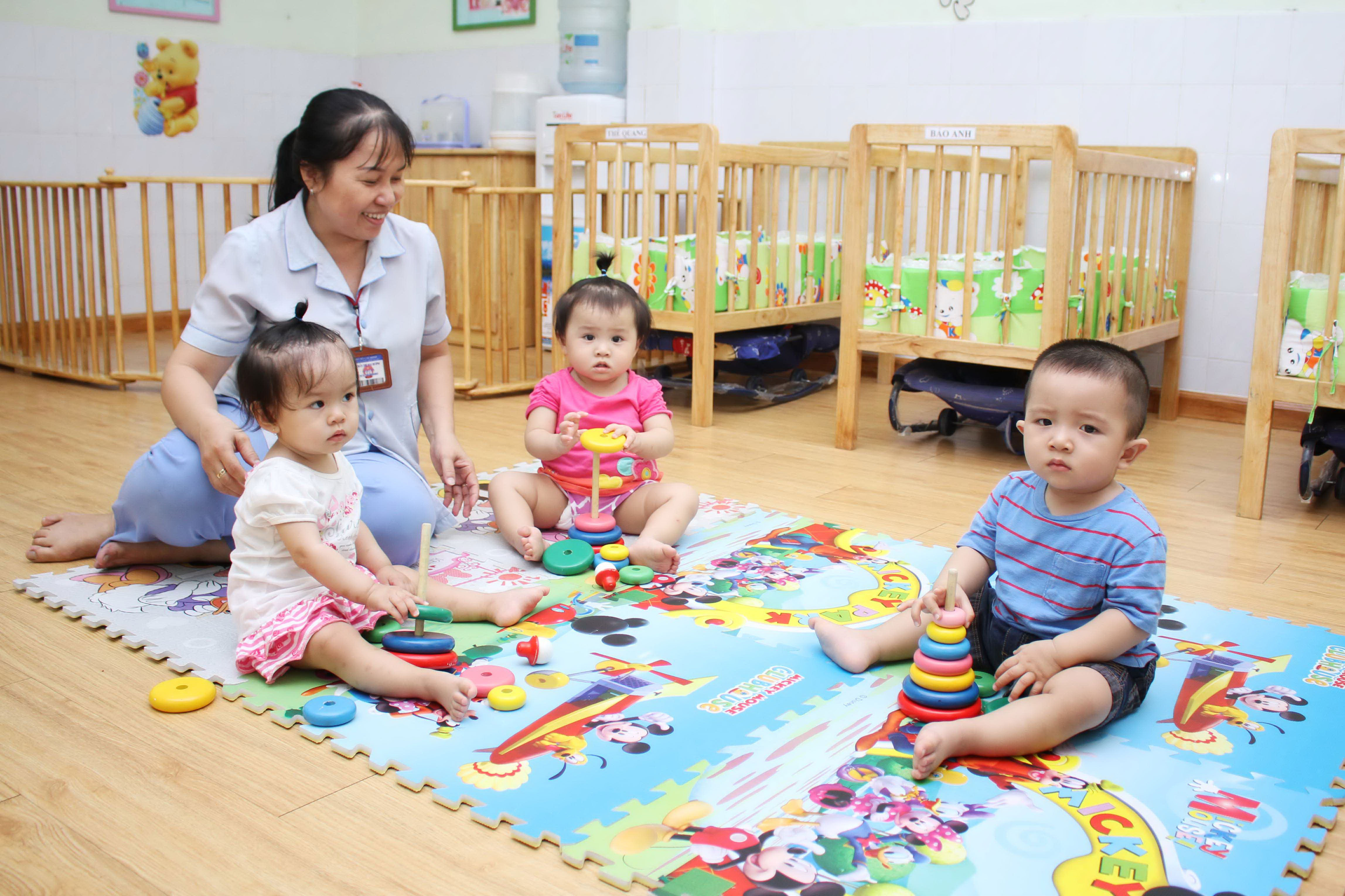 Cô và trò lứa tuổi 6-12 tháng tại Trường Mầm non Hoa Anh Đào Ảnh: HOÀNG TRIỀU
