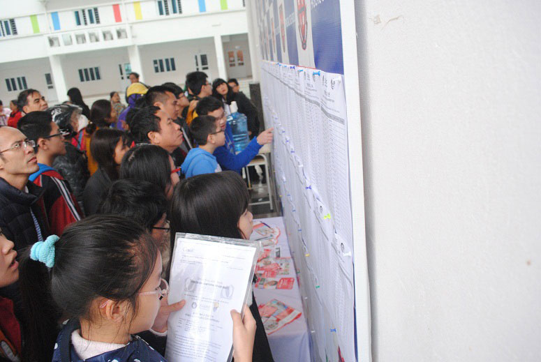 Chen nhau nộp hồ sơ v&agrave;o một trường THCS tại H&agrave; Nội năm 2014 Ảnh: L&Ecirc; THANH