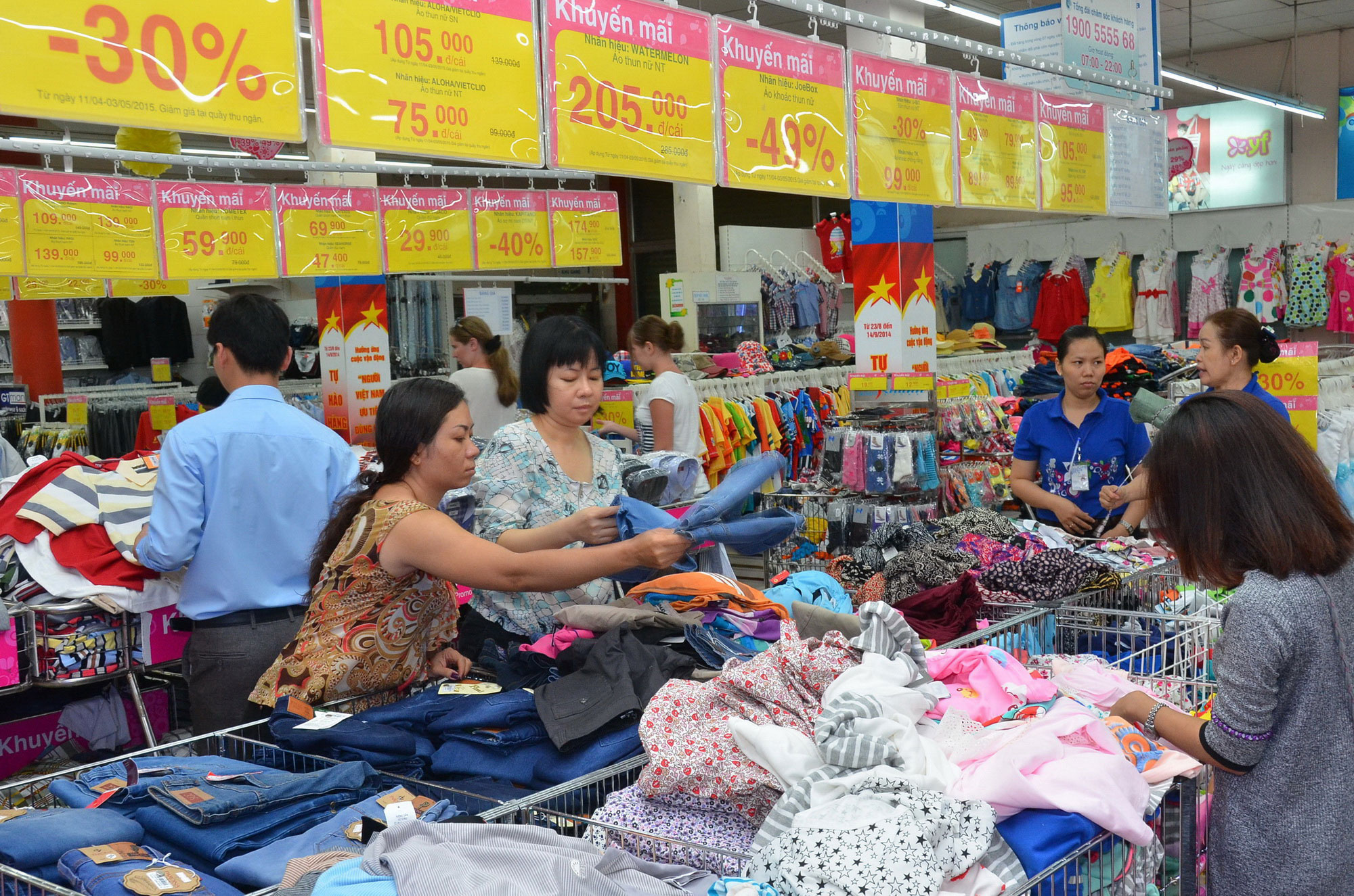 H&agrave;ng trăm mặt h&agrave;ng được ni&ecirc;m yết giảm gi&aacute; b&aacute;n tại si&ecirc;u thị Co.opmart Nguyễn Đ&igrave;nh Chiểu (TP HCM) Ảnh: TẤN THẠNH