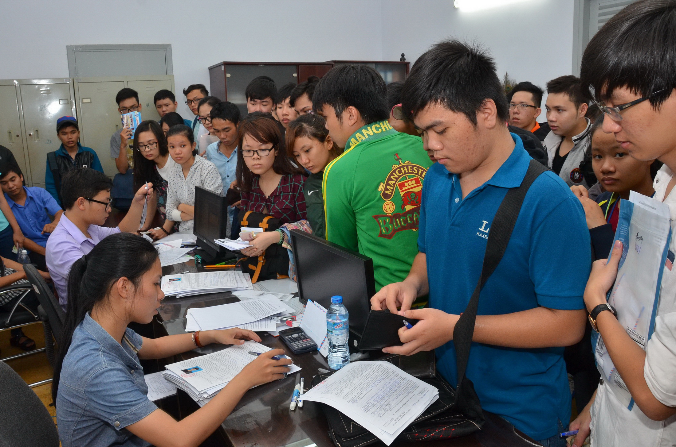Thí sinh nộp hồ sơ dự thi THPT quốc gia Ảnh: TẤN THẠNH