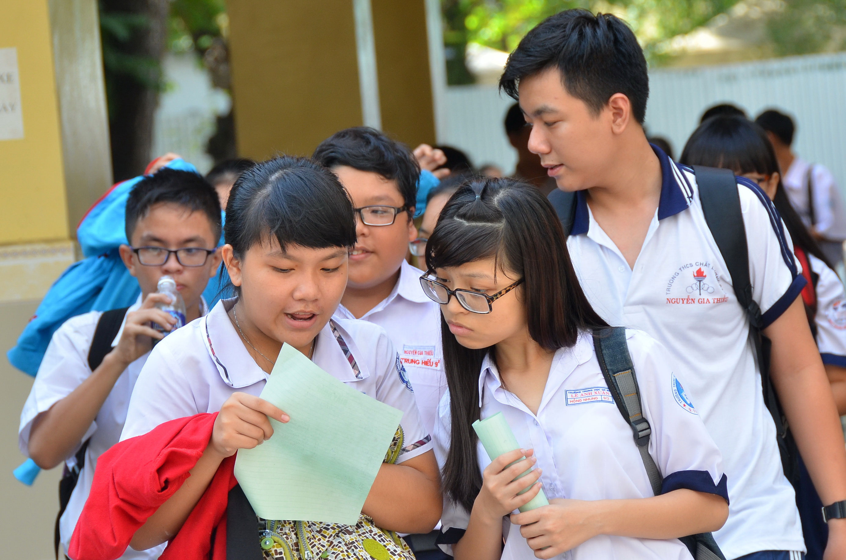 Thí sinh trao đổi sau một môn thi trong kỳ thi tuyển sinh vào lớp 10 tại TP HCM Ảnh: TẤN THẠNH