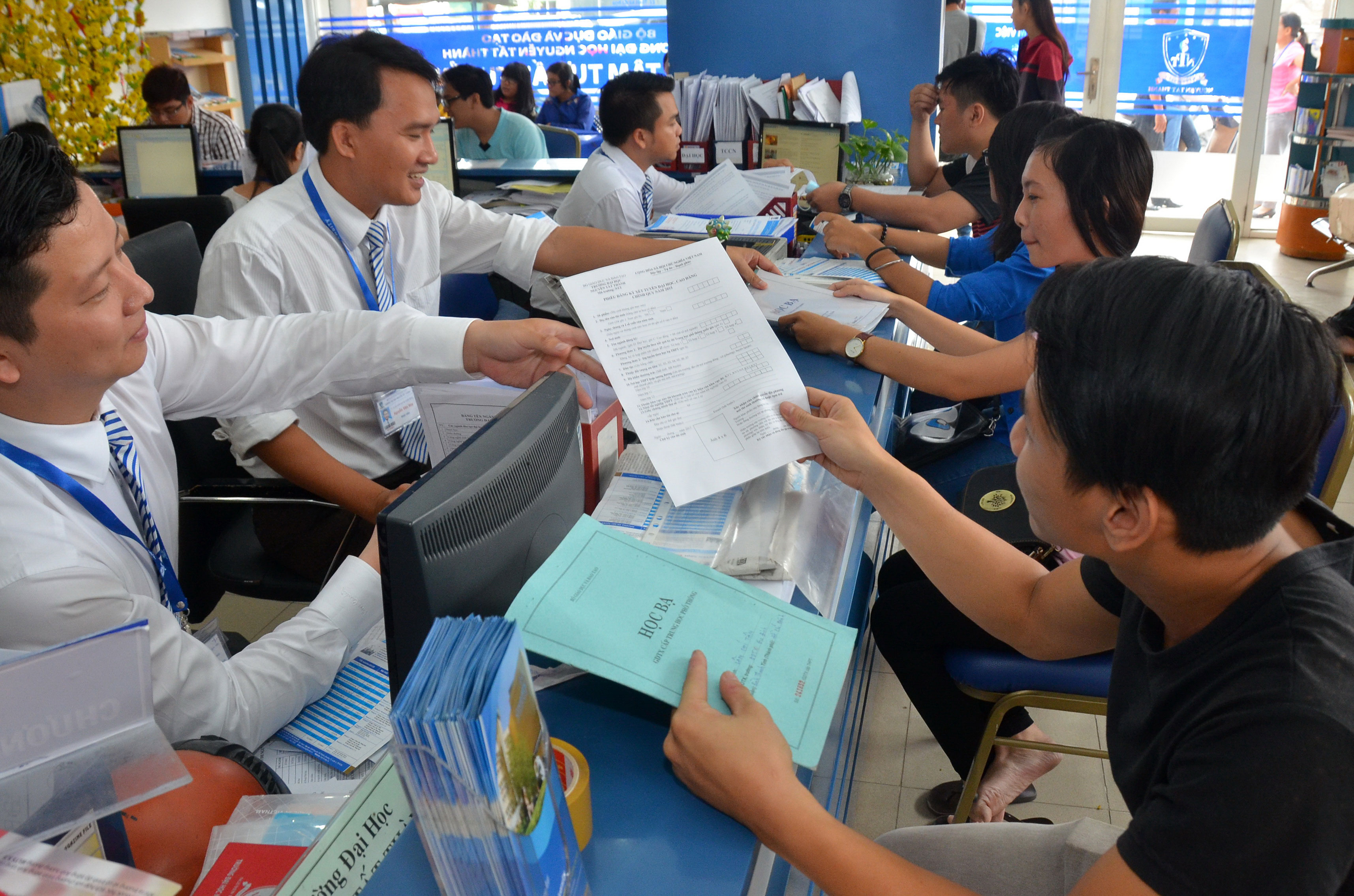 Th&iacute; sinh t&igrave;m hiểu thủ tục x&eacute;t tuyển tại Trường ĐH Nguyễn Tất Th&agrave;nh s&aacute;ng 29-7Ảnh: TẤN THẠNH