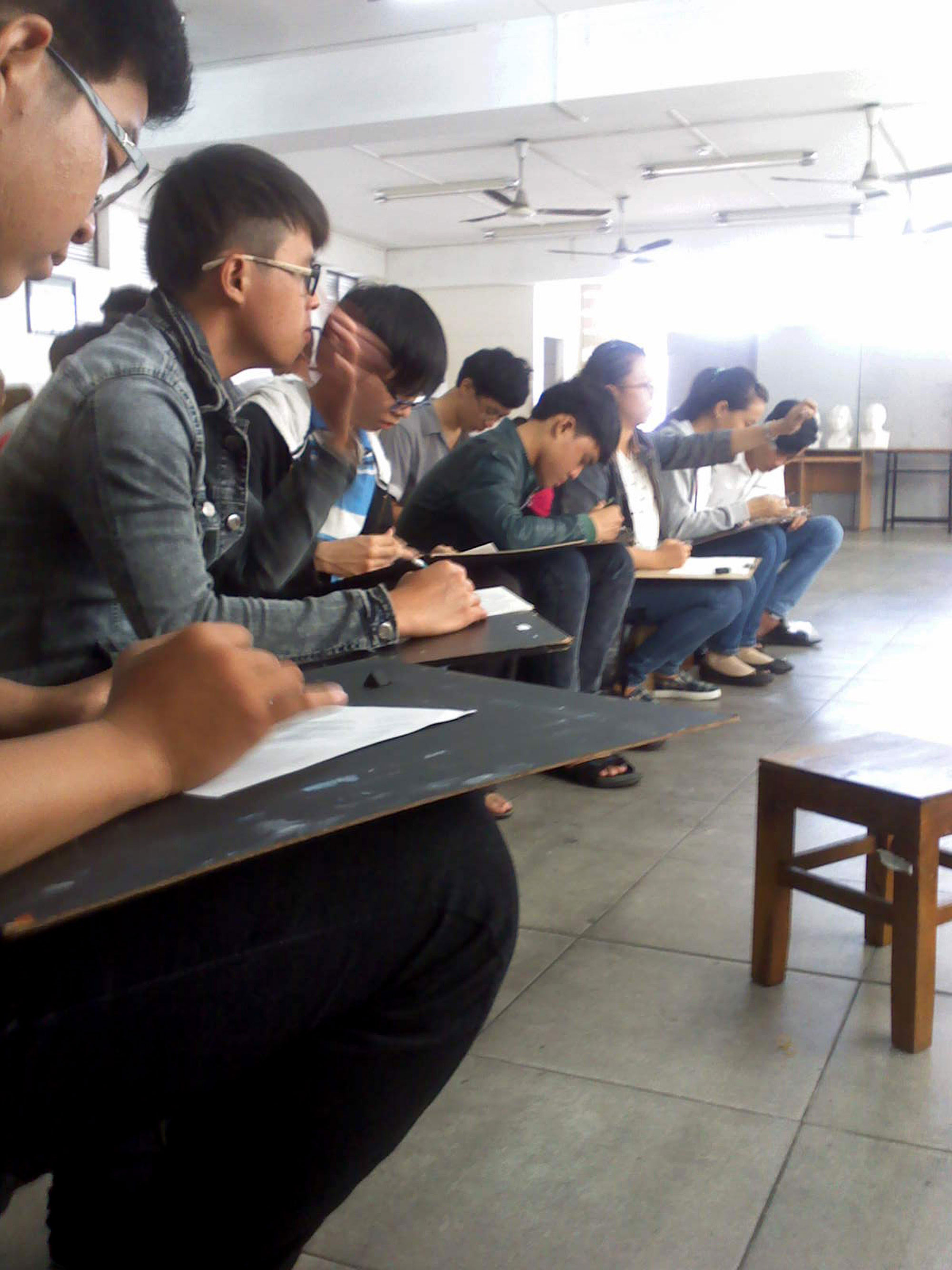 Giờ luyện thi m&ocirc;n vẽ tại Trường ĐH C&ocirc;ng nghệ TP HCM       Ảnh: NGUYỄN QUỲNH