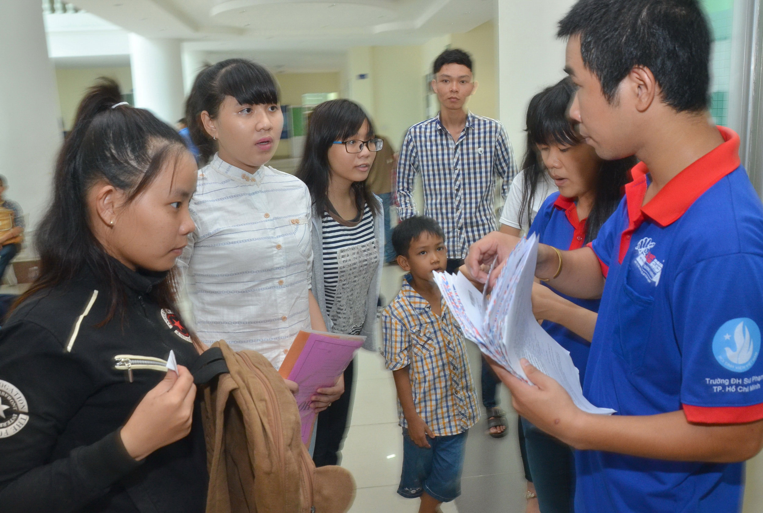Th&iacute; sinh r&uacute;t hồ sơ tại Trường ĐH Sư phạm TP HCM Ảnh: TẤN THẠNH