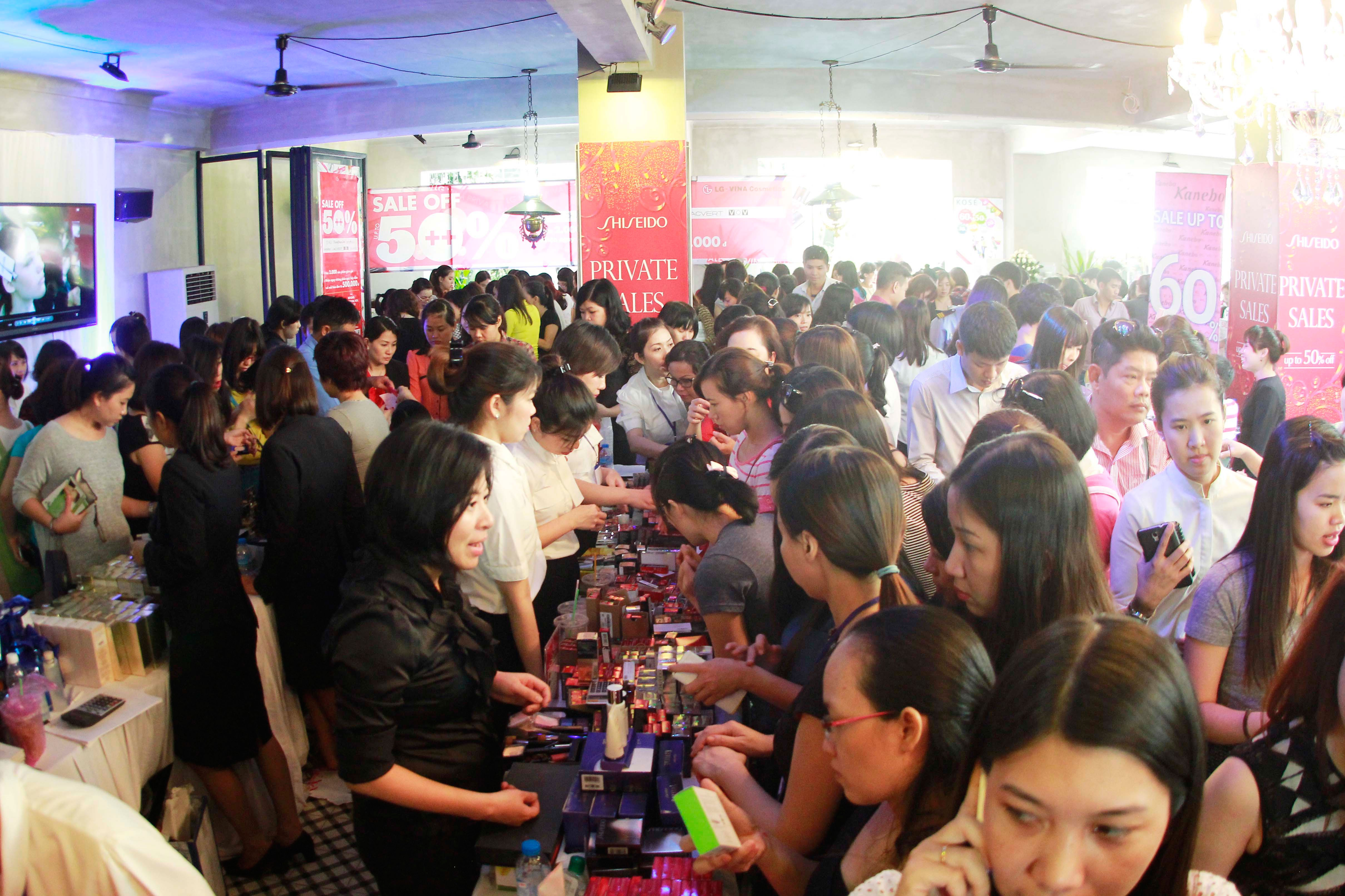 Kh&aacute;ch chen nhau mua h&agrave;ng giảm gi&aacute; tại Khanh Casa Teahouse ng&agrave;y 16-1
Ảnh: HO&Agrave;NG TRIỀU