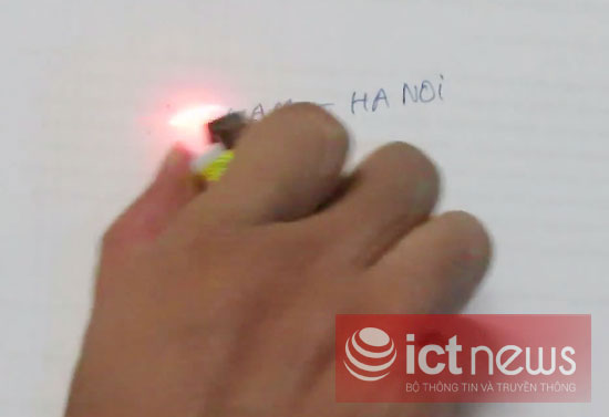 Hoặc c&oacute; thể xo&aacute; nhanh hơn bằng việc hơ tr&ecirc;n bật lửa (nhiệt độ tr&ecirc;n 70 độ C).
