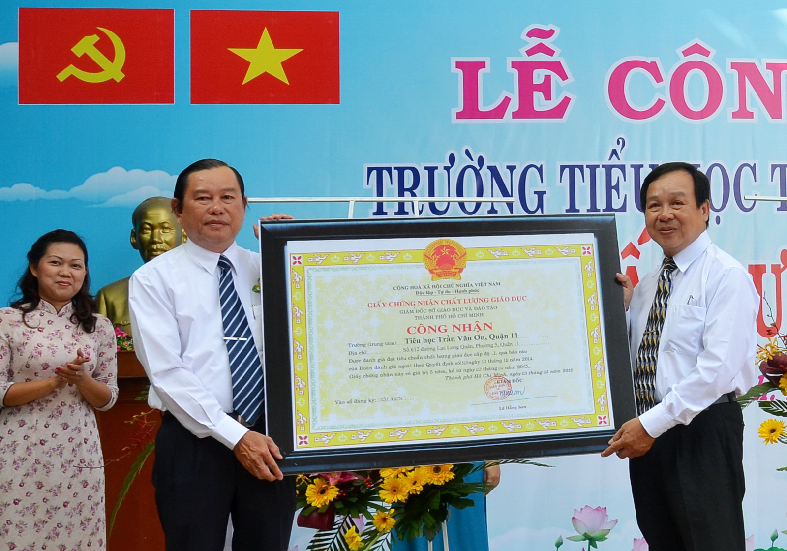 &Ocirc;ng Hồ Ph&uacute; Bạc (tr&aacute;i), Trưởng Ph&ograve;ng Khảo th&iacute; v&agrave; Kiểm định chất lượng gi&aacute;o dục Sở Gi&aacute;o dục v&agrave; Đ&agrave;o tạo TP HCM, trao chứng nhận chất lượng gi&aacute;o dục cho Hiệu trưởng Phạm Thanh Minh