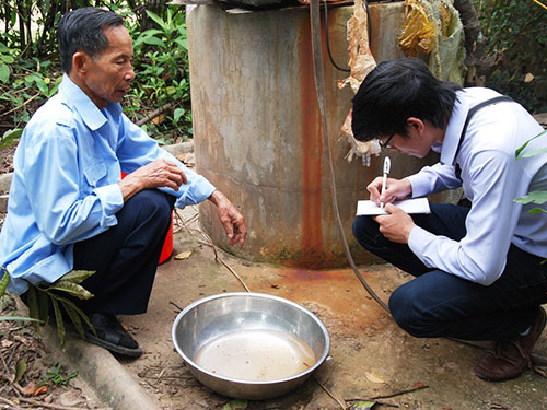 Nước giếng của gia đ&igrave;nh &ocirc;ng Nguyễn Ngọc Nh&acirc;n (th&ocirc;n Thu Thừ) bốc m&ugrave;i xăng dầu nồng nặc