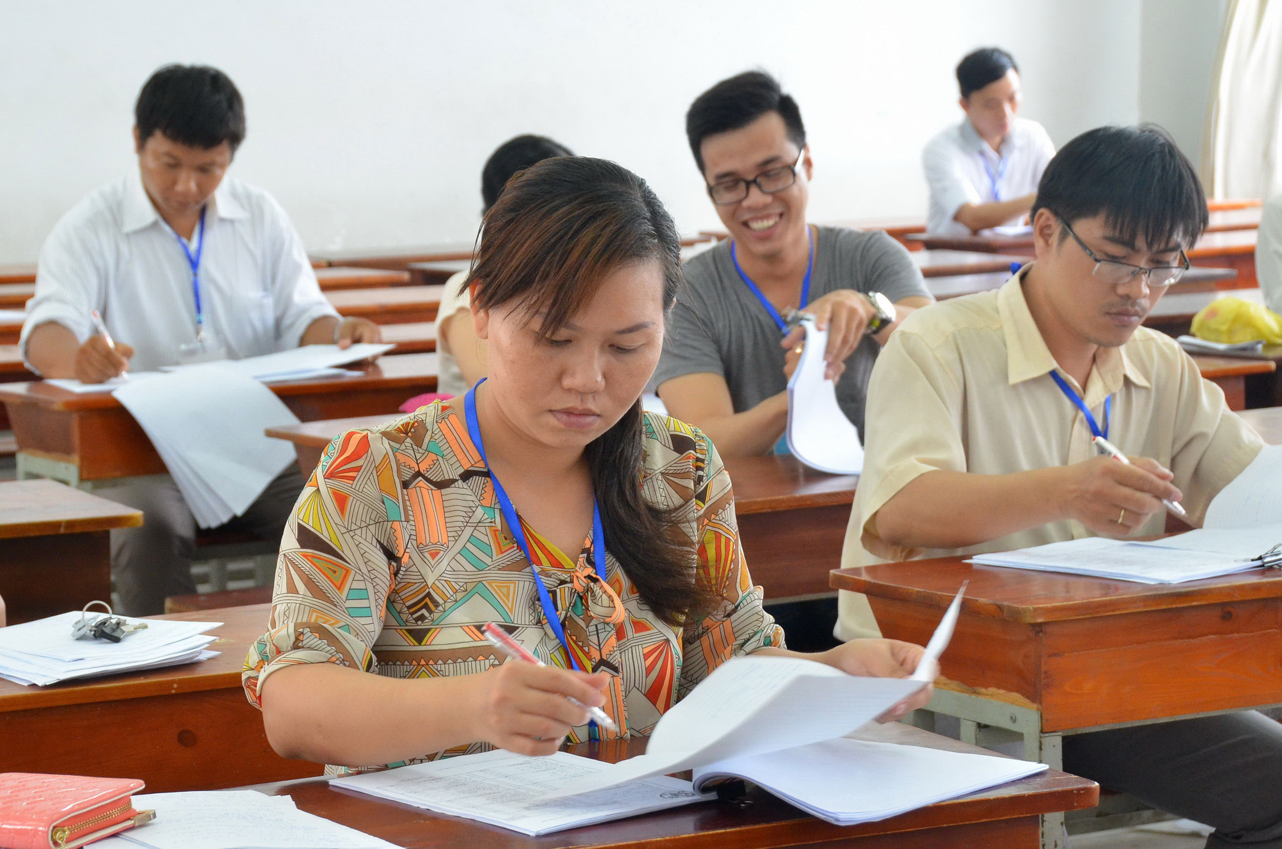 Chấm thi tại cụm thi THPT quốc gia Trường ĐH Công nghiệp Thực phẩm TP HCM Ảnh: TẤN THẠNH