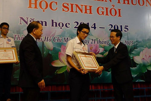 Trao thưởng cho học sinh giỏi