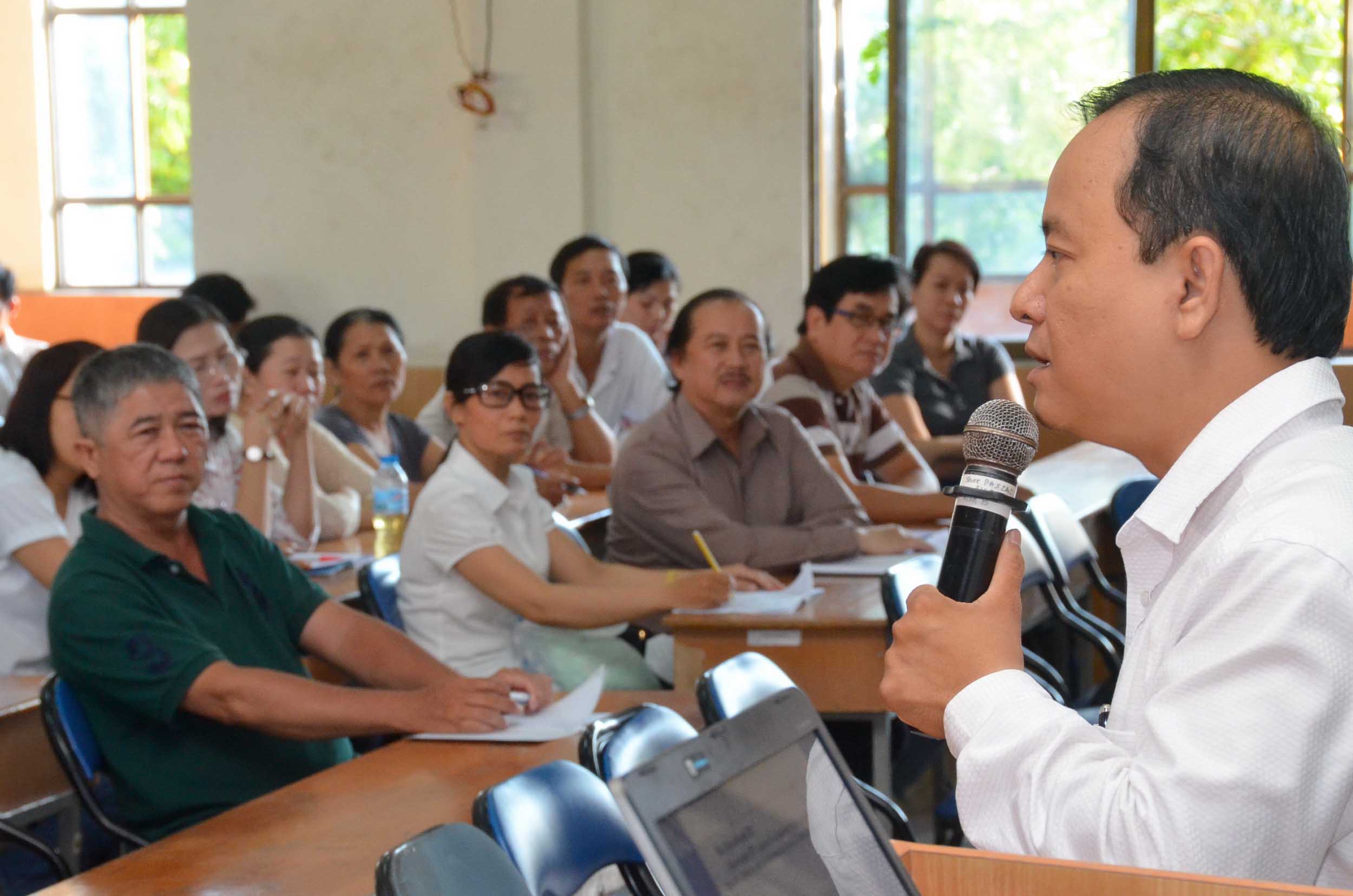 Ng&agrave;y 5-4, Trường THPT Mạc Đĩnh Chi (TP HCM) đ&atilde; họp mặt phụ huynh lớp 12 để c&ugrave;ng trao đổi th&ocirc;ng tin v&agrave; hướng dẫn đăng k&yacute; hồ sơ dự thi THPT quốc gia Ảnh: TẤN THẠNH