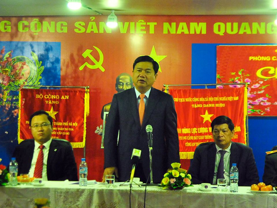 Bộ trưởng Đinh La Thăng- người đứng- đang ph&aacute;t biểu