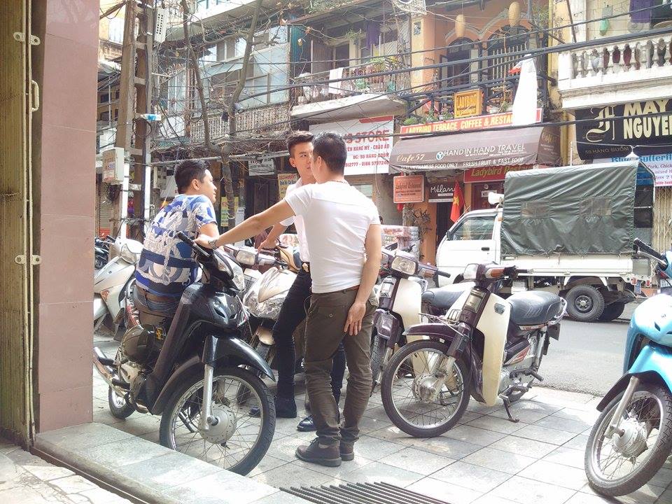 Bạn bè của Trang Trần đến thăm hỏi, trong đó có diễn viên Hiếu Nguyễn- người đứng giữa- người yêu trong phim của Mỹ chột trong phim Hương ga