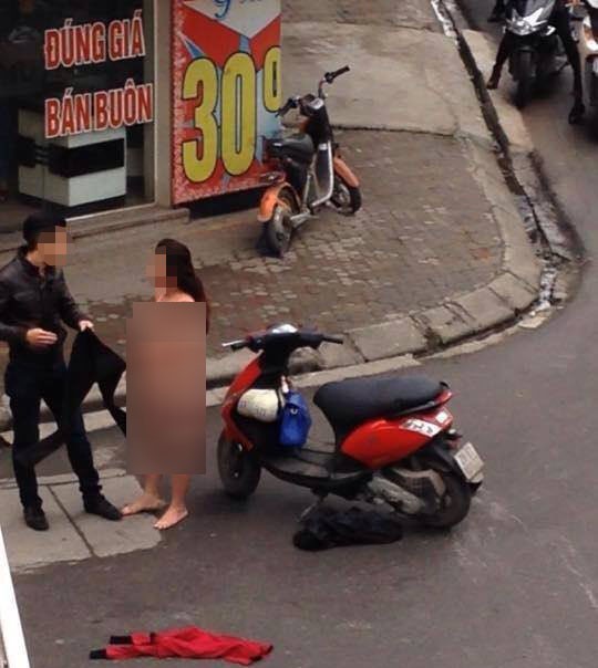 V&agrave; cảnh lột đồ giữa chốn đ&ocirc;ng người ở H&agrave; Nội