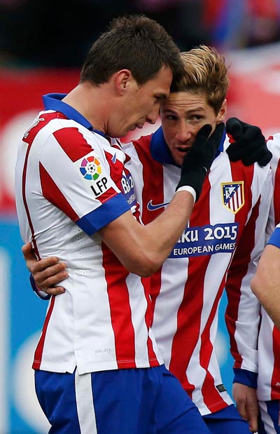 Mandzukic (trái) của Atletico sẽ đ&ocirc;́i mặt hàng phòng ngự vững chắc phía Valencia  
Ảnh: REUTERS