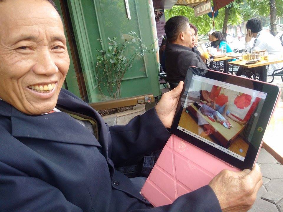 Ông Chuốt khoe ảnh bà cả và bà thứ 6 nằm ngủ với nhau