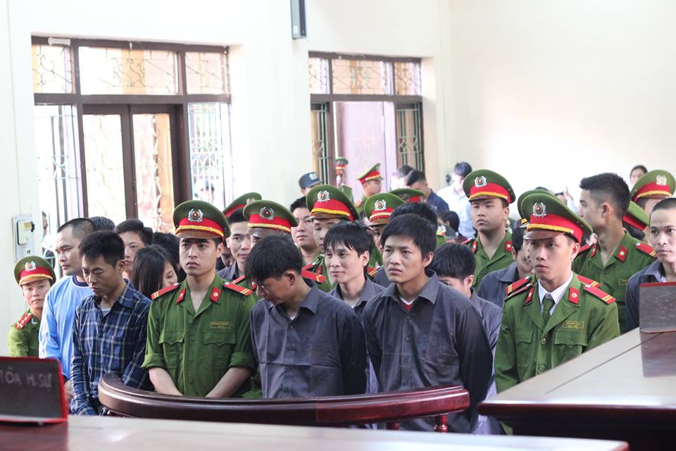 T&uacute; khỉ- &aacute;o xanh thẫm, c&uacute;i đầu h&agrave;ng đầu c&ugrave;ng c&aacute;c bị c&aacute;o kh&aacute;c l&atilde;nh &aacute;n