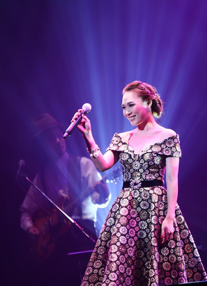 Tối 5-4, Mỹ T&acirc;m biểu diễn trong đ&ecirc;m nhạc Dreaming together in Osaka c&ugrave;ng nghệ sĩ guitar Oshio Kotaro ở Nhật Bản. C&oacute; thể do bận rộn c&ocirc;ng việc lưu diễn, c&ocirc; đ&atilde; bỏ qua Lễ trao Giải &Acirc;m nhạc Cống hiến?