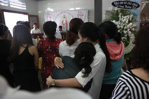 Một người th&acirc;n qu&aacute; đau x&oacute;t ng&atilde; quỵ, phải nhờ người n&acirc;ng đỡ.