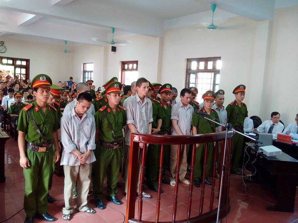 8 bị c&aacute;o trước v&agrave;nh m&oacute;ng ngựa, l&uacute;c n&agrave;o cũng c&uacute;i gằm mặt