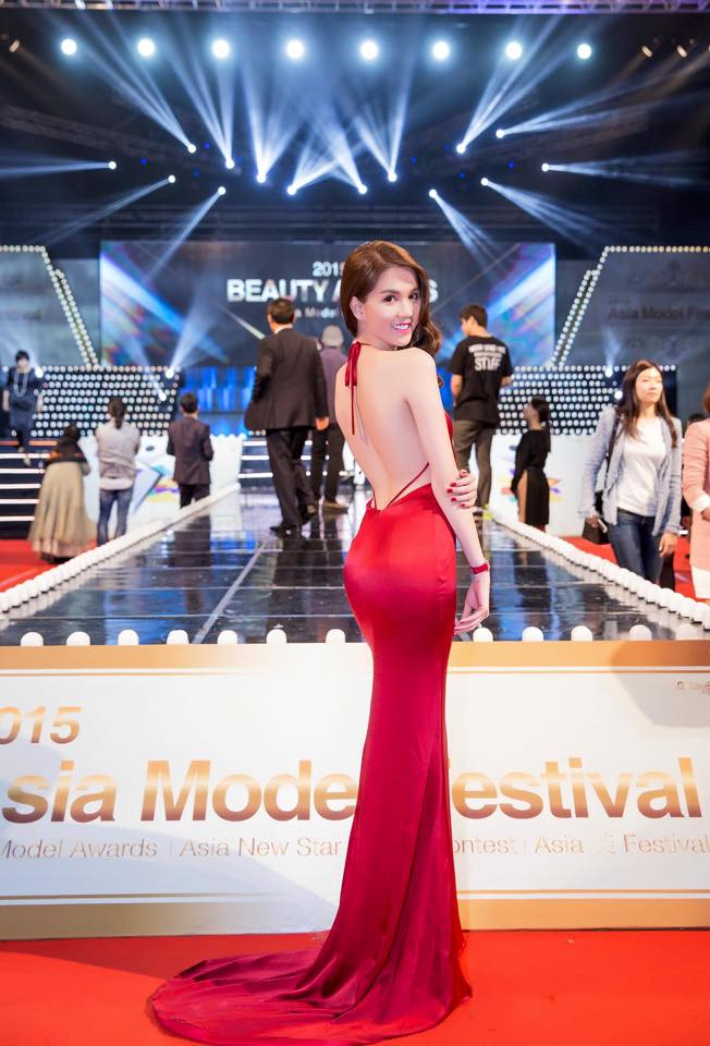 Ngọc Trinh khoe ảnh và thông tin được giải thưởng tại Festival Model Awards 2015 ở Hàn Quốc