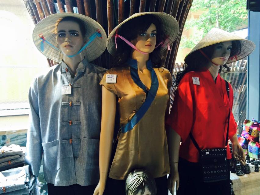 Một số sản phẩm thời trang b&agrave;y b&aacute;n tại Khu Nh&agrave; Việt Nam ở Expo Milan 2015 được du kh&aacute;ch Việt chụp lại. Ảnh Facebook