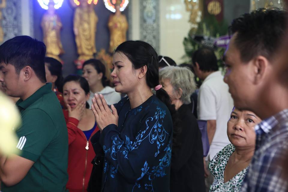 Diễn vi&ecirc;n Kiều Trinh đến dự đ&aacute;m tang Duy Nh&acirc;n