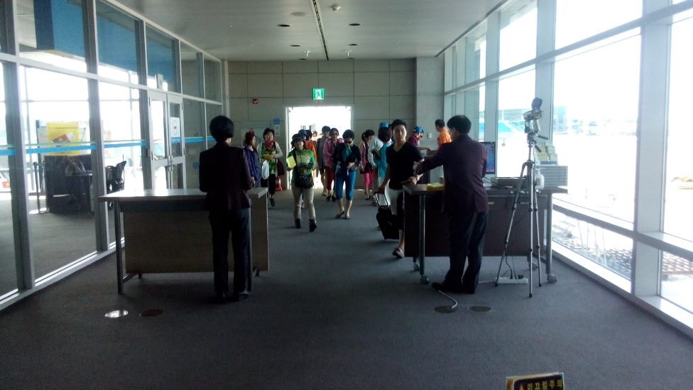 Kiểm tra sức khỏe h&agrave;nh khách tại s&acirc;n bay Incheon. Ảnh: L&Ecirc; CƯỜNG