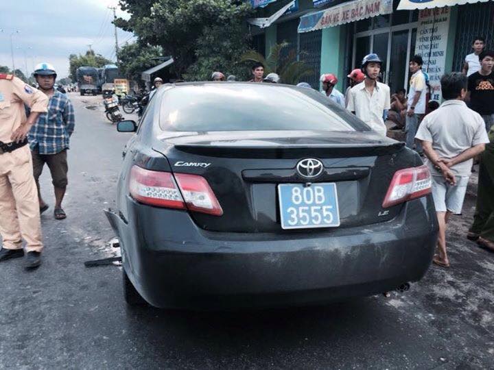 Sau tai nạn, t&agrave;i xế điều khiển xe camry BKS 80B rời khỏi hiện trường