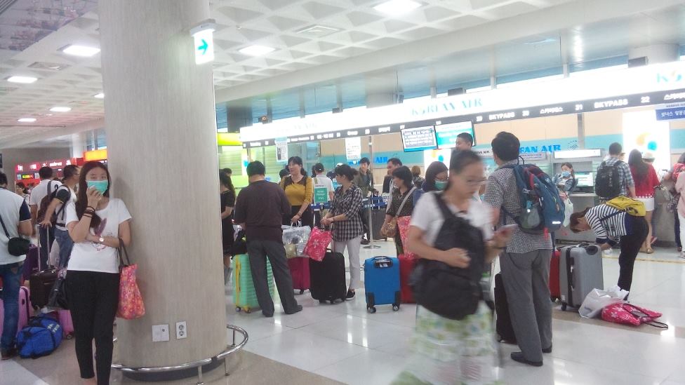 Chỉ c&oacute; &iacute;t h&agrave;nh khách tại s&acirc;n bay Gimpo đeo kh&acirc;̉u trang. Ảnh: L&Ecirc; CƯỜNG