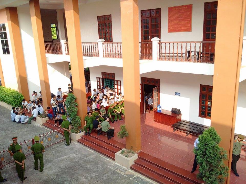 Đ&ocirc;ng đảo người d&acirc;n theo d&otilde;i phi&ecirc;n to&agrave;