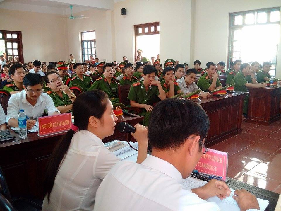 Luật sư L&ecirc; Thị Oanh hỏi c&aacute;c bị c&aacute;o