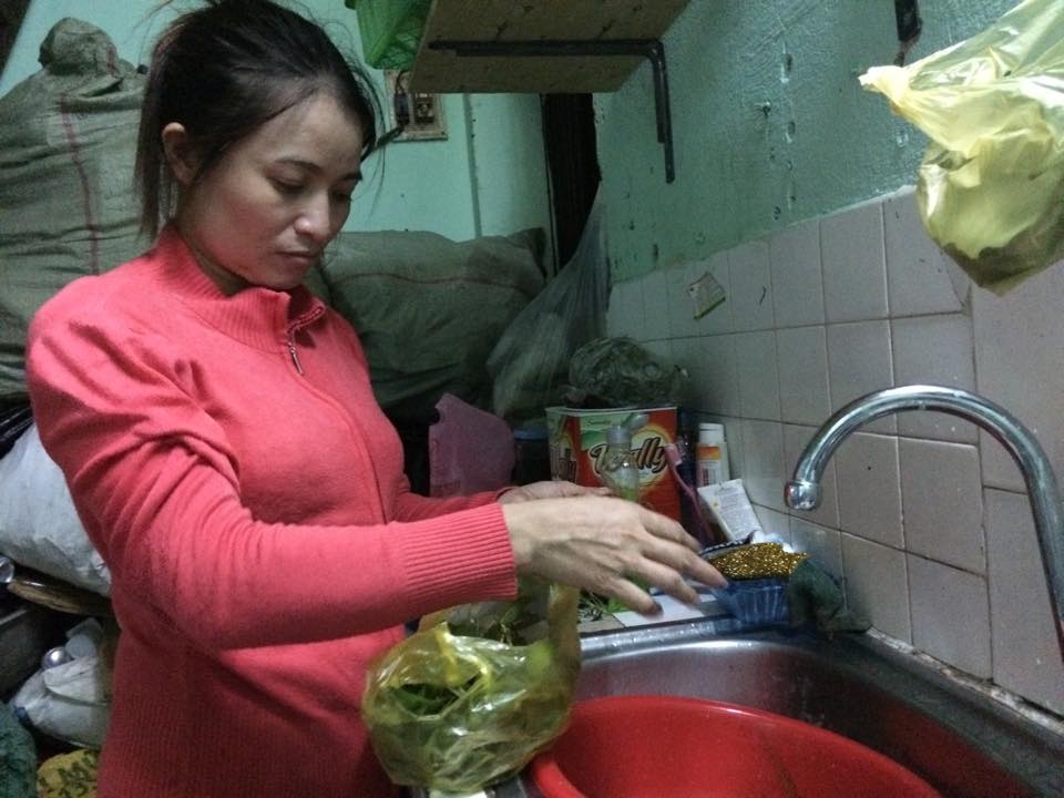 Hạnh ph&uacute;c lớn nhất của chị Hồng được nấu cơm cho chồng, con. - Ảnh: L&ecirc; Phong