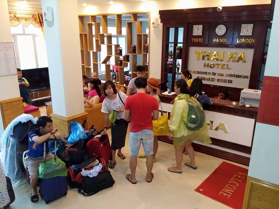 Du kh&aacute;ch bức x&uacute;c v&igrave; bị y&ecirc;u cầu trả ph&ograve;ng trong l&uacute;c mưa lũ, kh&ocirc;ng thể trở lại đất liền