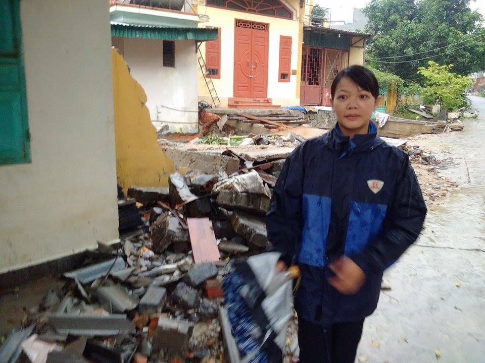 Chị Nguyễn Thị Hậu bần thần trước đống đổ n&aacute;t