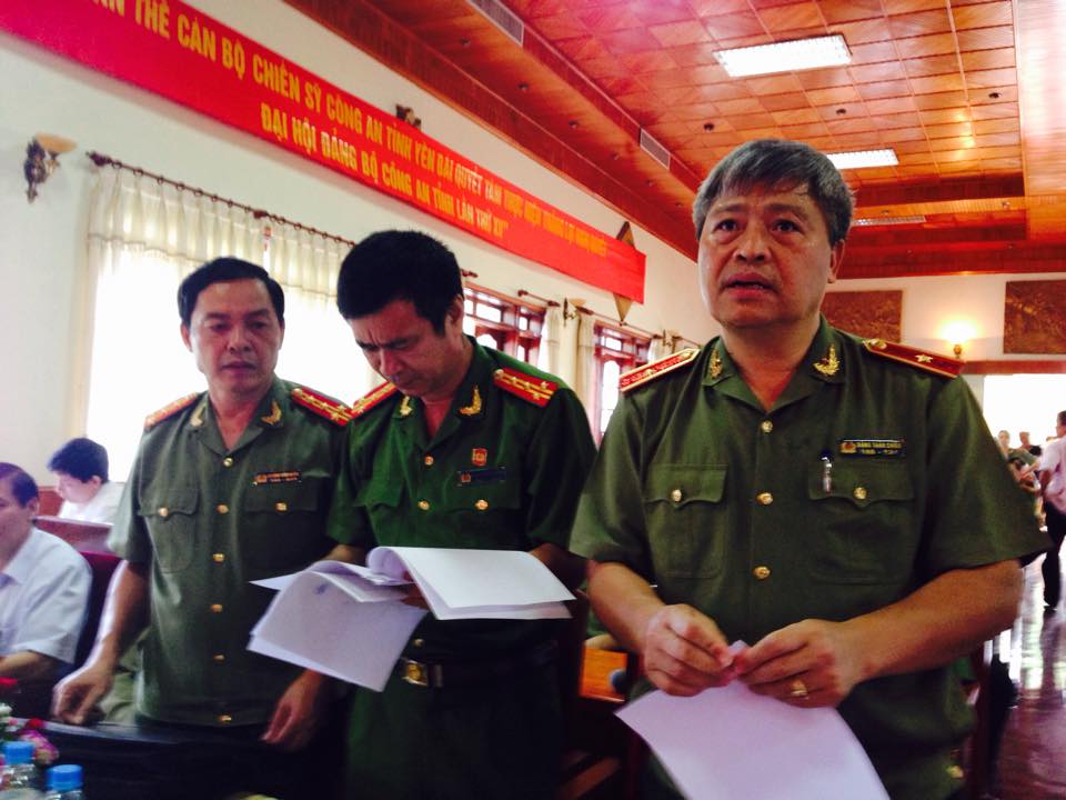 Thiếu tướng Đặng Trần Chi&ecirc;u, Gi&aacute;m đốc C&ocirc;ng an tỉnh Y&ecirc;n B&aacute;i (b&igrave;a phải) tại buổi họp b&aacute;o