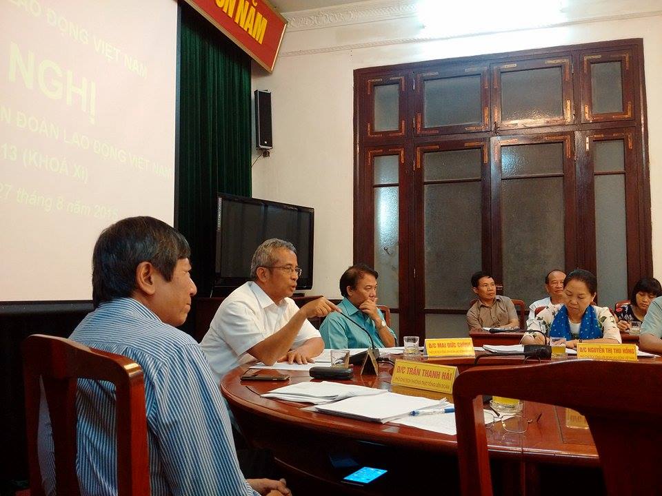 Chủ tịch Đặng Ngọc T&ugrave;ng- người mặc &aacute;o trắng chủ tr&igrave; Hội nghị Đo&agrave;n chủ tịch Tổng Liền đo&agrave;n lao động Việt Nam