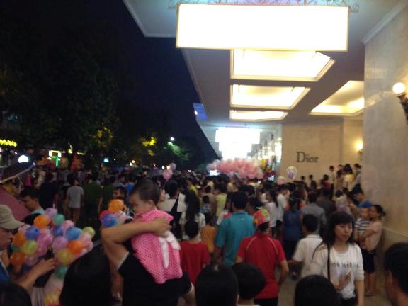 Nhi&ecirc;̀u người d&acirc;n vào khu vực sảnh Trung t&acirc;m thương mại Tràng Ti&ecirc;̀n Plaza đ&ecirc;̉ tránh mưa
