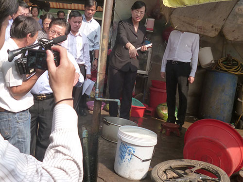 B&agrave; Nguyễn Thị Quyết T&acirc;m c&ugrave;ng Đo&agrave;n Đại biểu Ban Kinh tế v&agrave; Ng&acirc;n s&aacute;ch HĐND TP HCM khảo s&aacute;t tại một hộ d&acirc;n