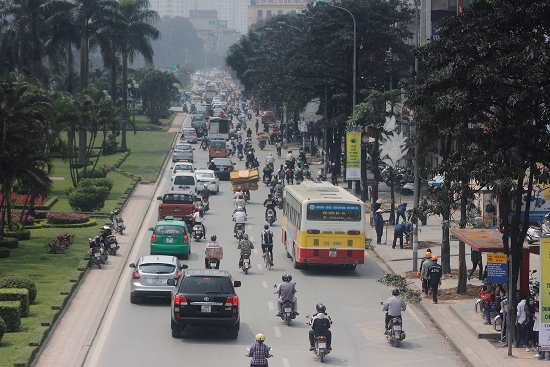 Hàng c&acirc;y xanh đường Nguy&ecirc;̃n Chí Thanh rợp bóng mát trước khi bị chặt hạ