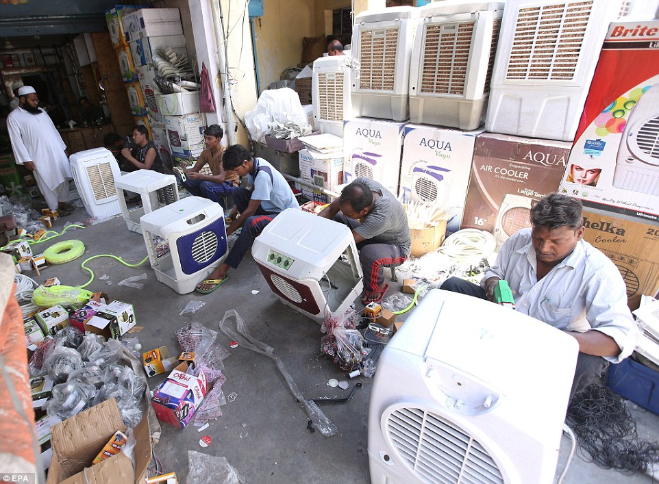 Đá cục và máy điều hòa cháy hàng. Ảnh: EPA