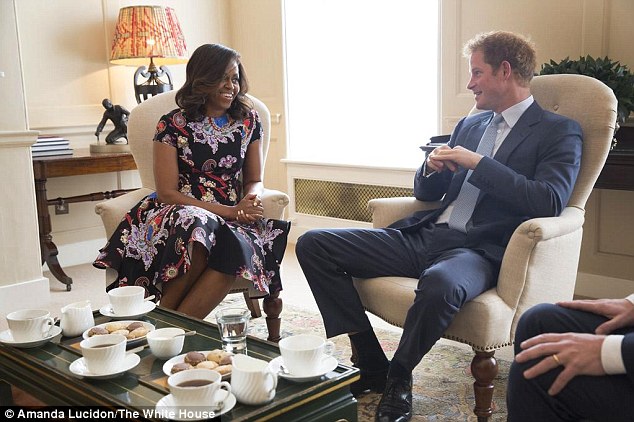 B&agrave; Michelle ngồi uống tr&agrave; với Ho&agrave;ng tử Harry. Ảnh: The White House