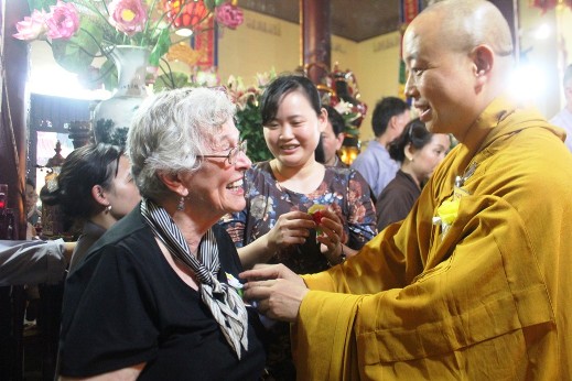 Đ&iacute;nh hoa l&ecirc;n &aacute;o bà Nancy Zimmerman, mẹ Đại sứ. Hoa hồng trắng d&agrave;nh cho những người đã m&acirc;́t đi cha mẹ của m&igrave;nh
