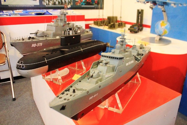 M&ocirc; h&igrave;nh t&agrave;u hộ vệ t&ecirc;n lửa Gepard-3.9 Đinh Ti&ecirc;n Ho&agrave;ng và tàu t&ecirc;n lửa do Vi&ecirc;̣t Nam đóng tr&ecirc;n d&acirc;y chuy&ecirc;̀n của Nga