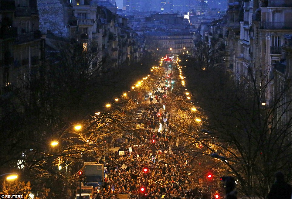 Tuần hành kéo dài đến đêm... Ảnh: Reuters