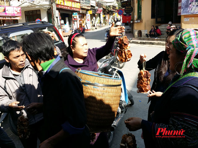 V&agrave;o m&ugrave;a mưa, nếu ở gần v&agrave; về trong ng&agrave;y, bạn c&oacute; thể mua nấm hương tươi&nbsp;
