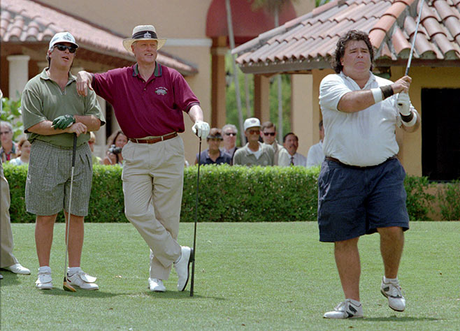 Cựu Tổng thống Bill Clinton (giữa) chơi golf với hai em rể Tony v&agrave; Hugh Rodham tại TP Coral Gables, bang Florida &ndash; Mỹ năm 1996. Ảnh: AP