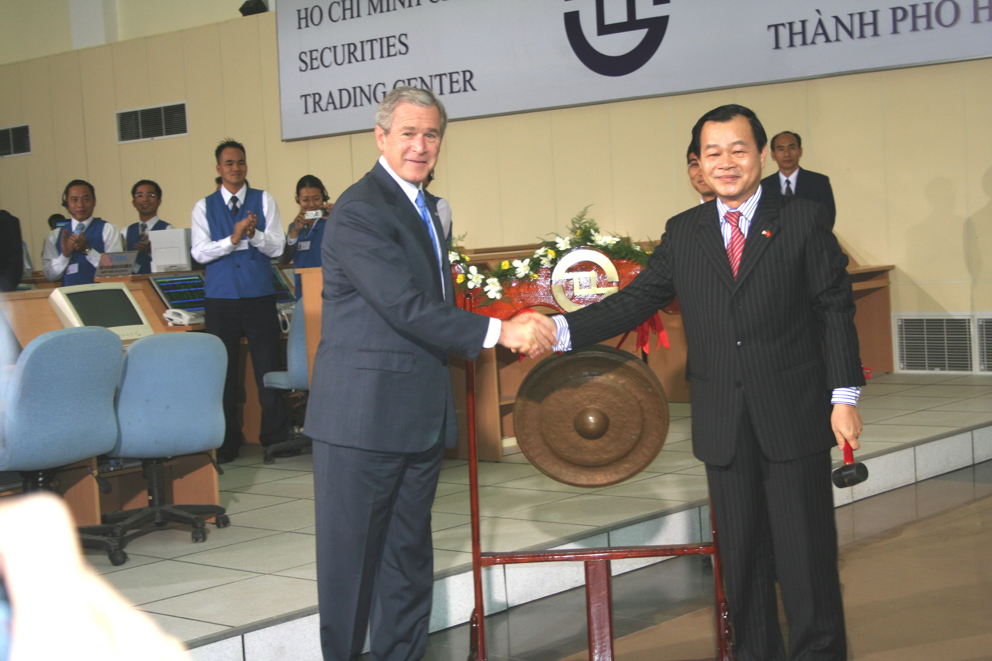 Năm 2006, Tổng thống Mỹ George W. Bush lần đầu ti&ecirc;n đến Việt Nam đ&atilde; đến 
tham quan Sở Giao dịch chứng kho&aacute;n TP HCM Ảnh: NGỌC SƠN
