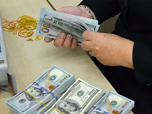 Giá USD trong các ngân hàng thương mại tiến sát giá trần cho phép Ảnh: TẤN THẠNH